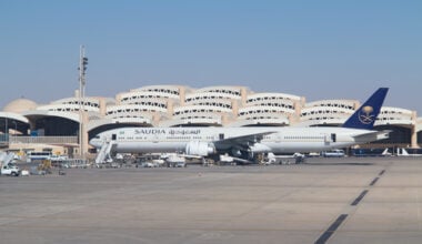 السعودية تنهي تعليق جميع الرحلات الجوية الدولية والدخول إلى المملكة عبر المنافذ البرية والبحرية اعتباراً من اليوم الأحد